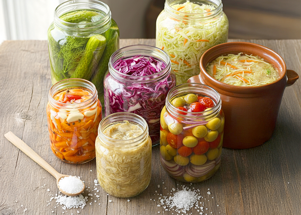 Frascos de encurtidos y fermentados caseros con sal marina: sal para encurtidos y fermentados caseros
